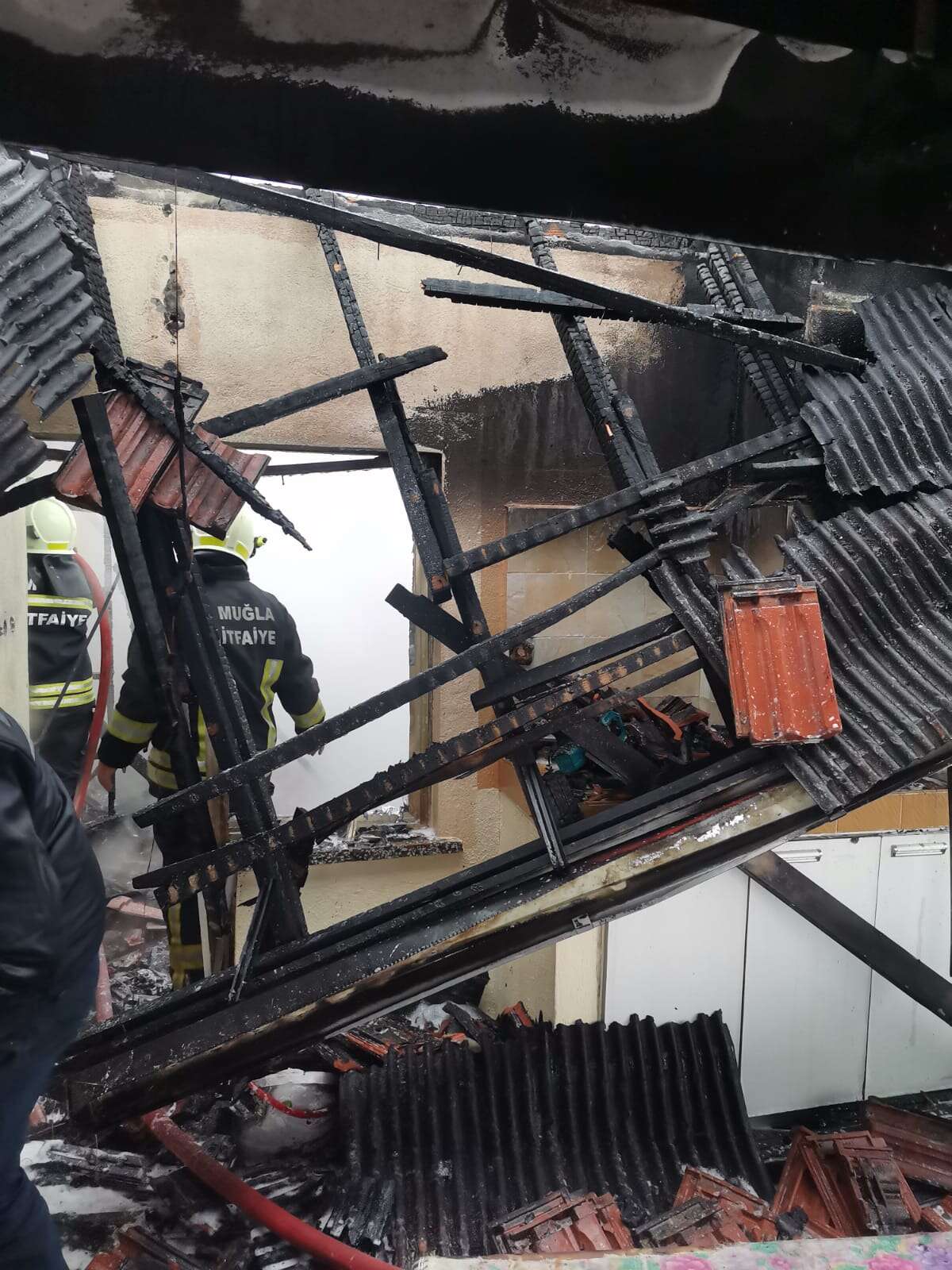 Köyceğiz’de Çatı Yangını, Bir Kişi Son Anda Kurtarıldı 3